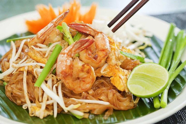 ผัดไทยกุ้งสด อาหารไทยเลื่องชื่อทั่วโลก